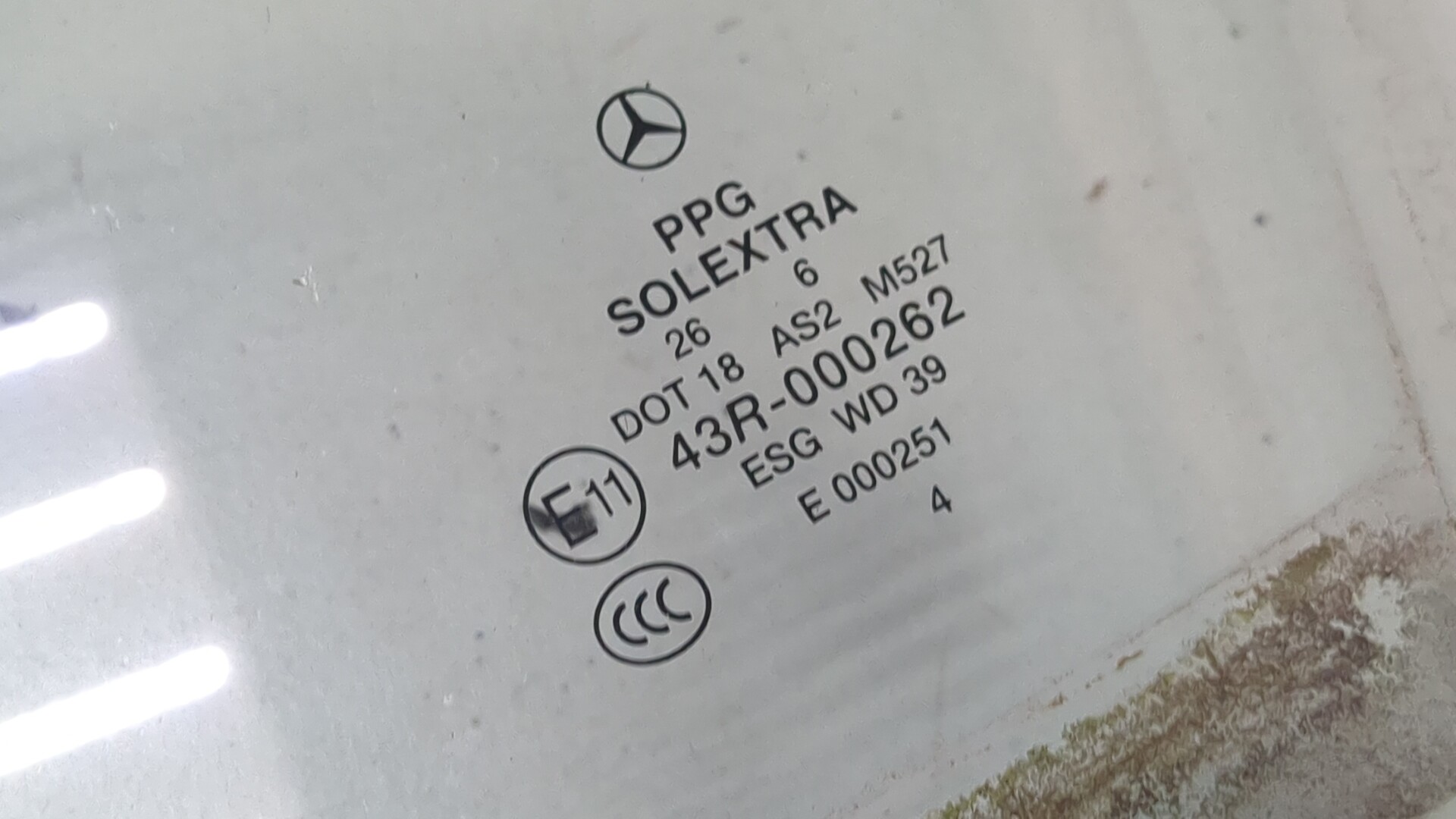 Стекло двери передней левой