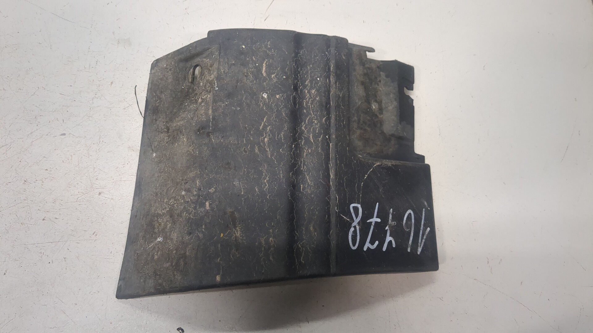 Накладка переднего крыла правого