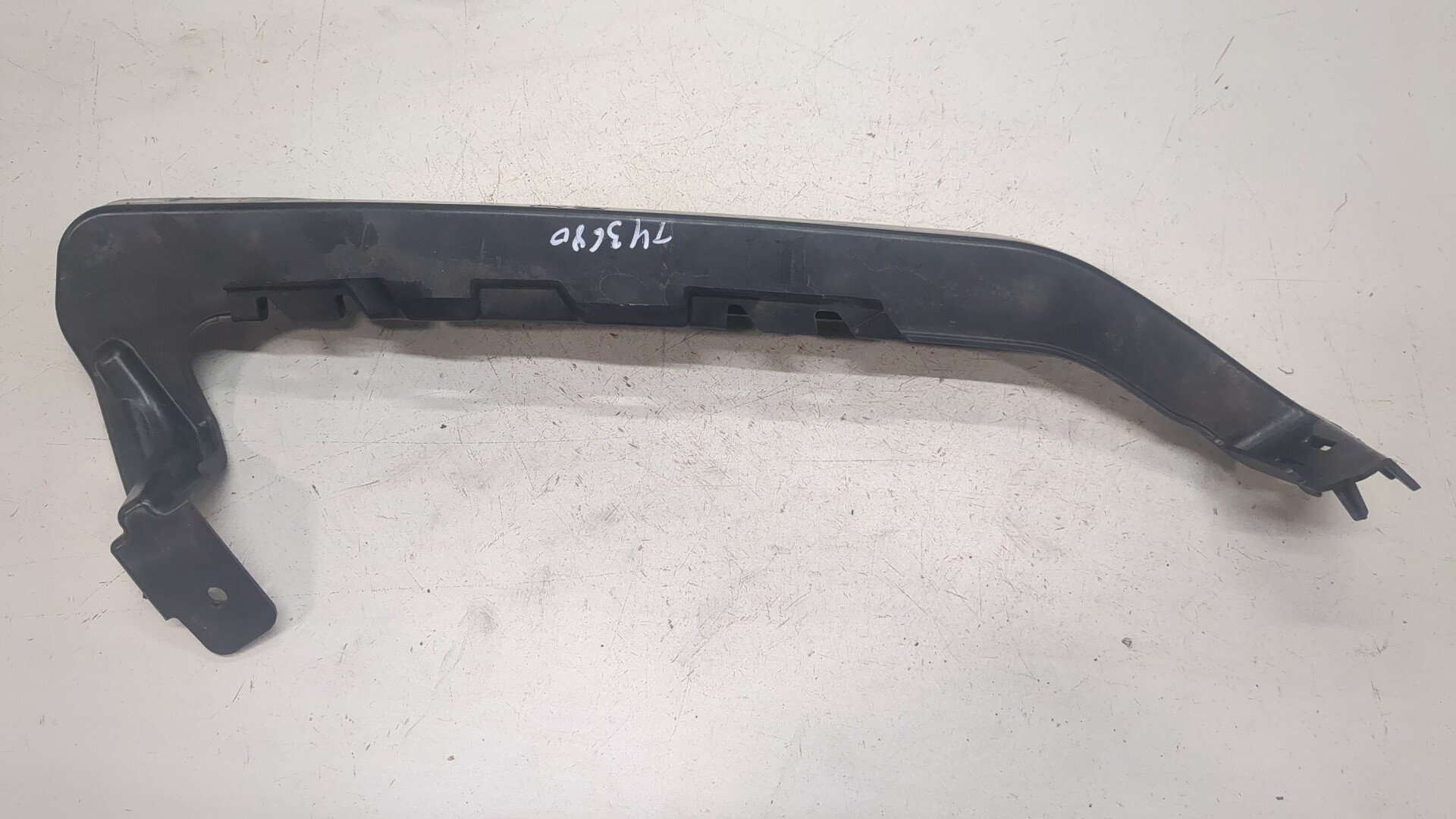 Кронштейн переднего бампера правый