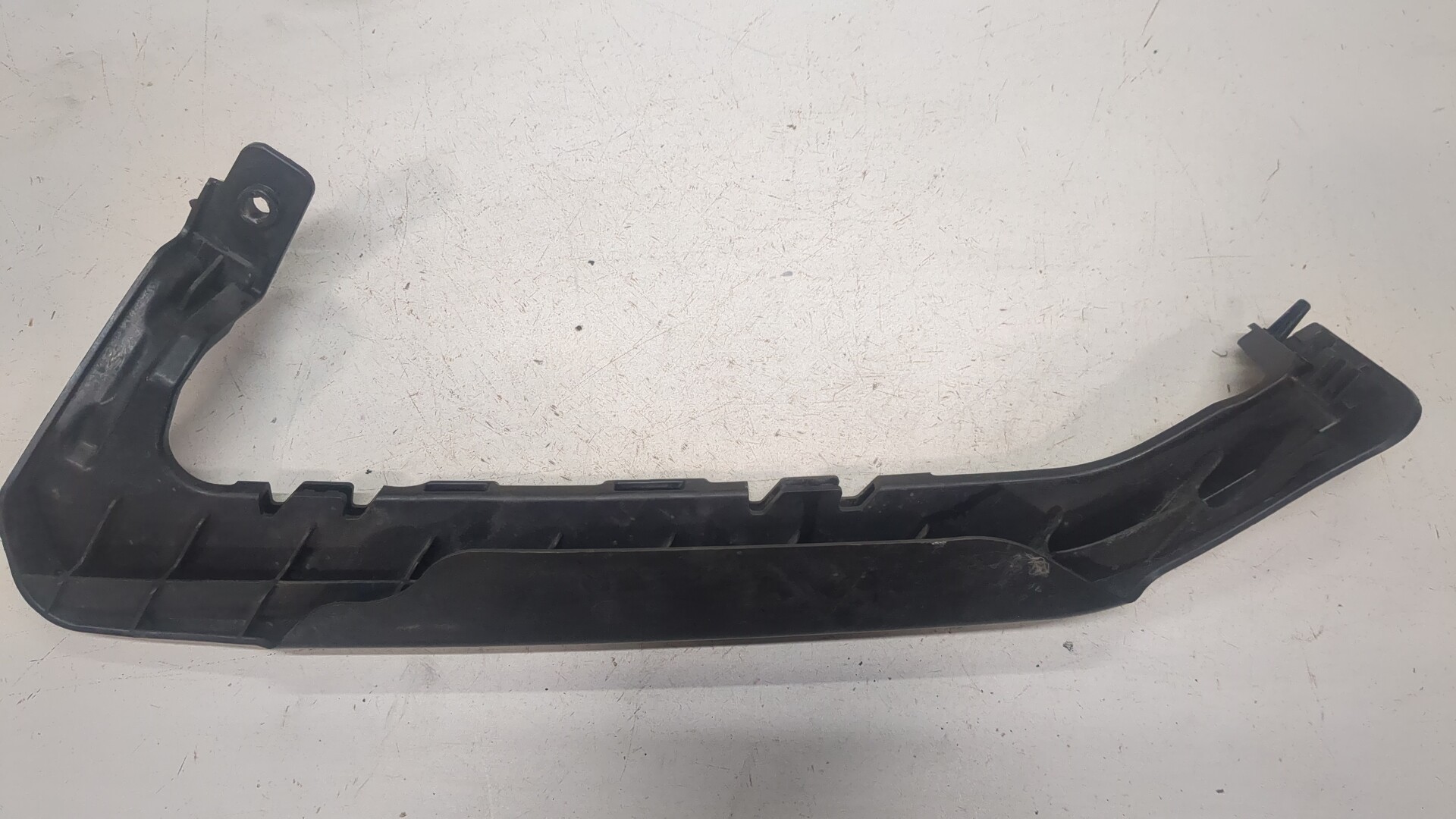 Кронштейн переднего бампера правый