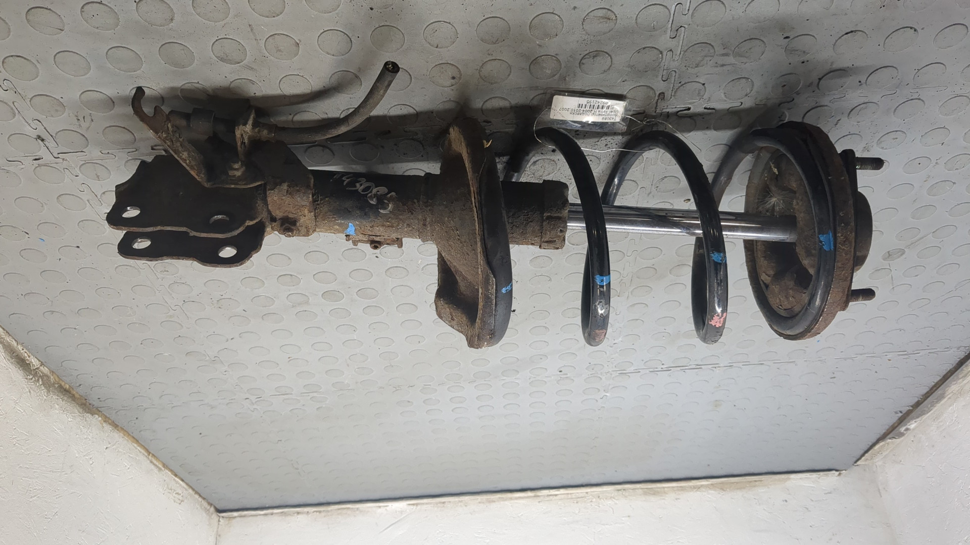 Амортизатор передний левый