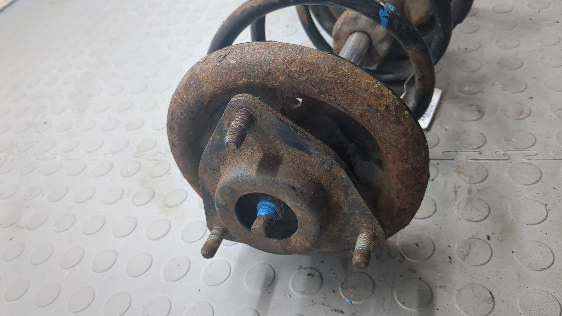 Амортизатор передний левый