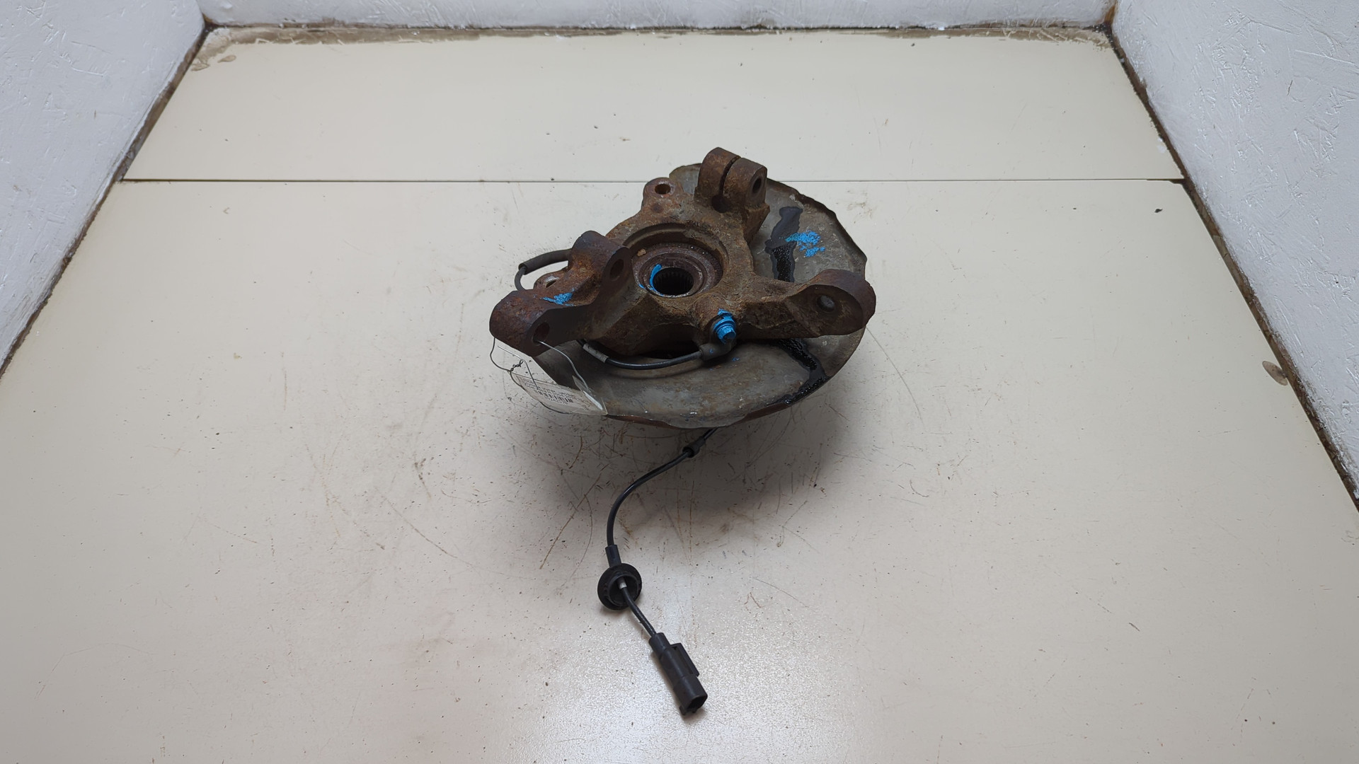 Кулак поворотный передний левый