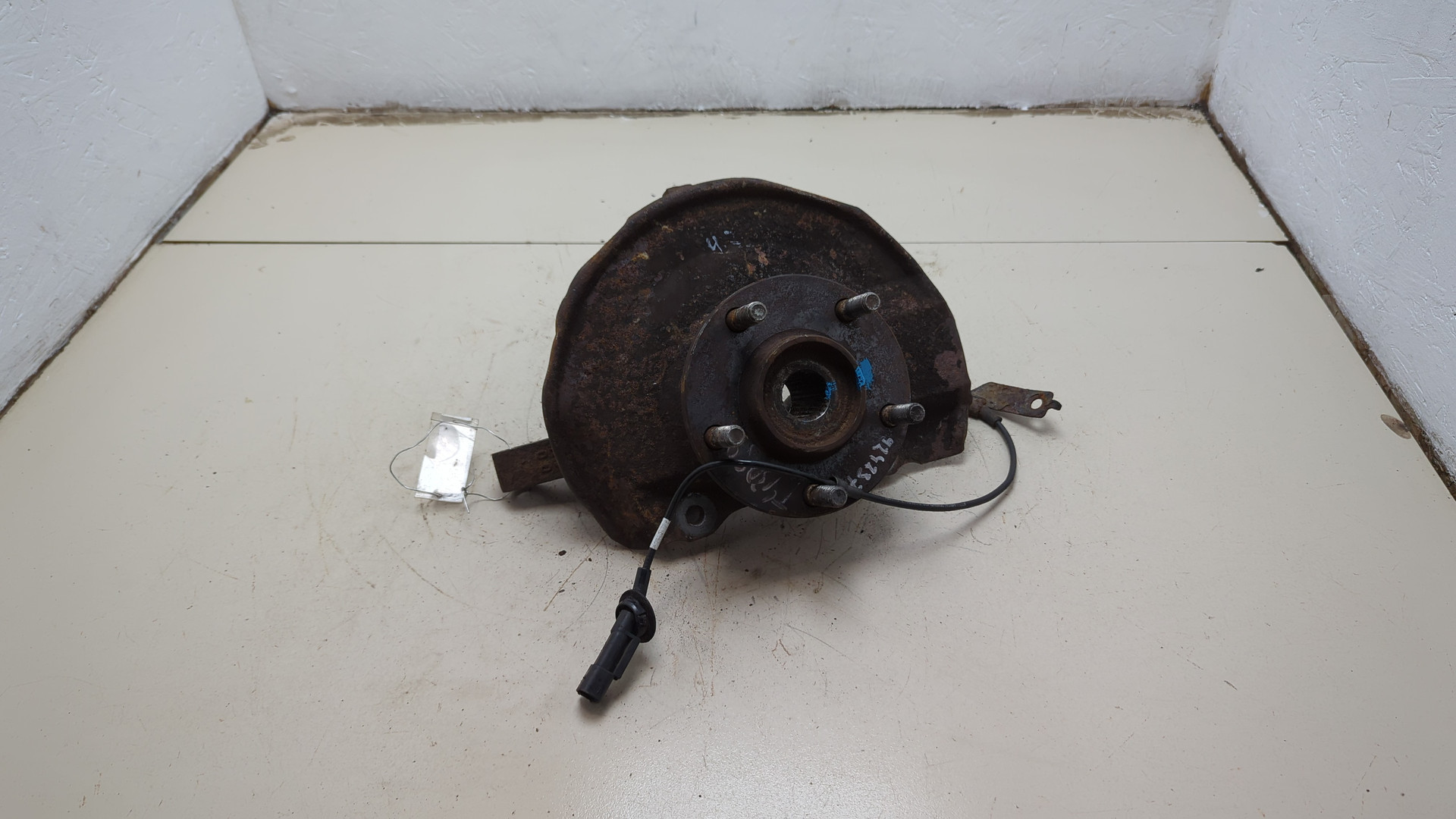 Кулак поворотный передний левый