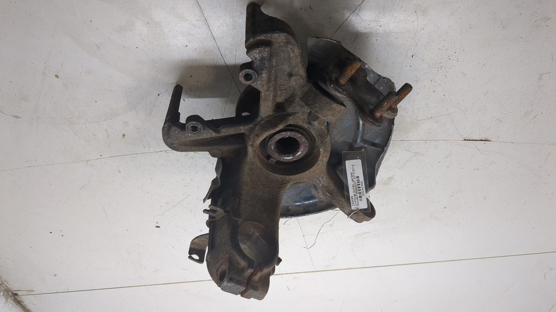 Кулак поворотный передний левый