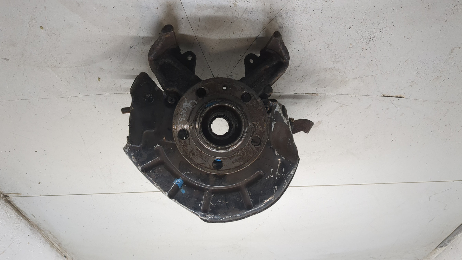 Кулак поворотный передний левый