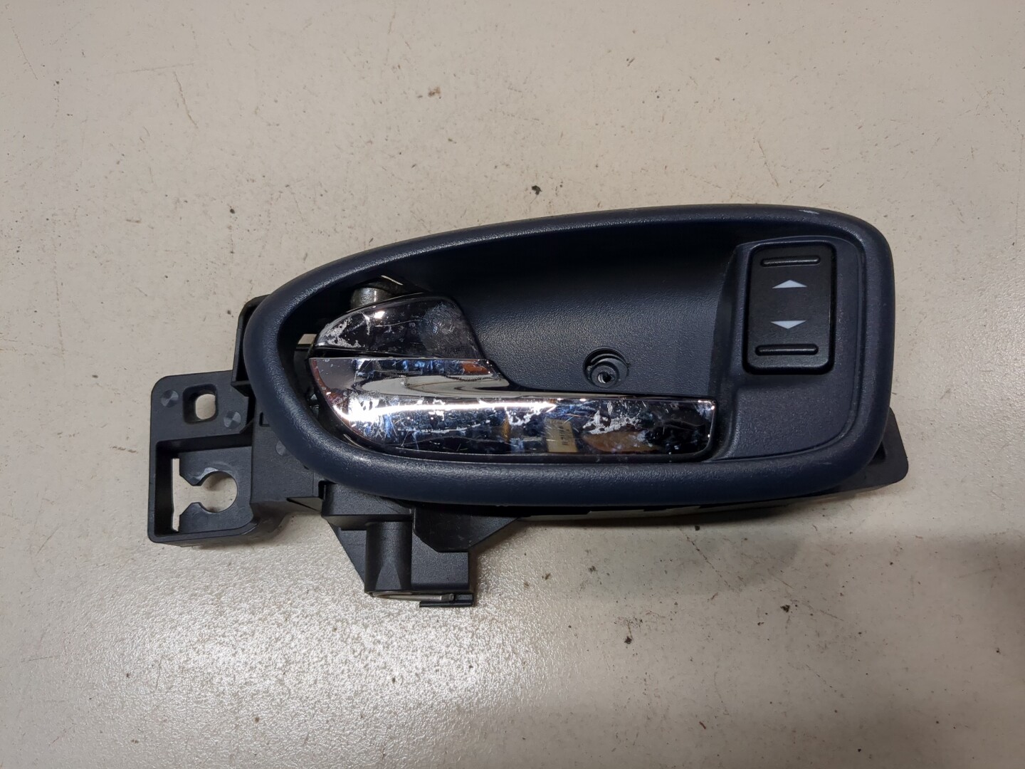 Ручка двери задней внутренняя левая