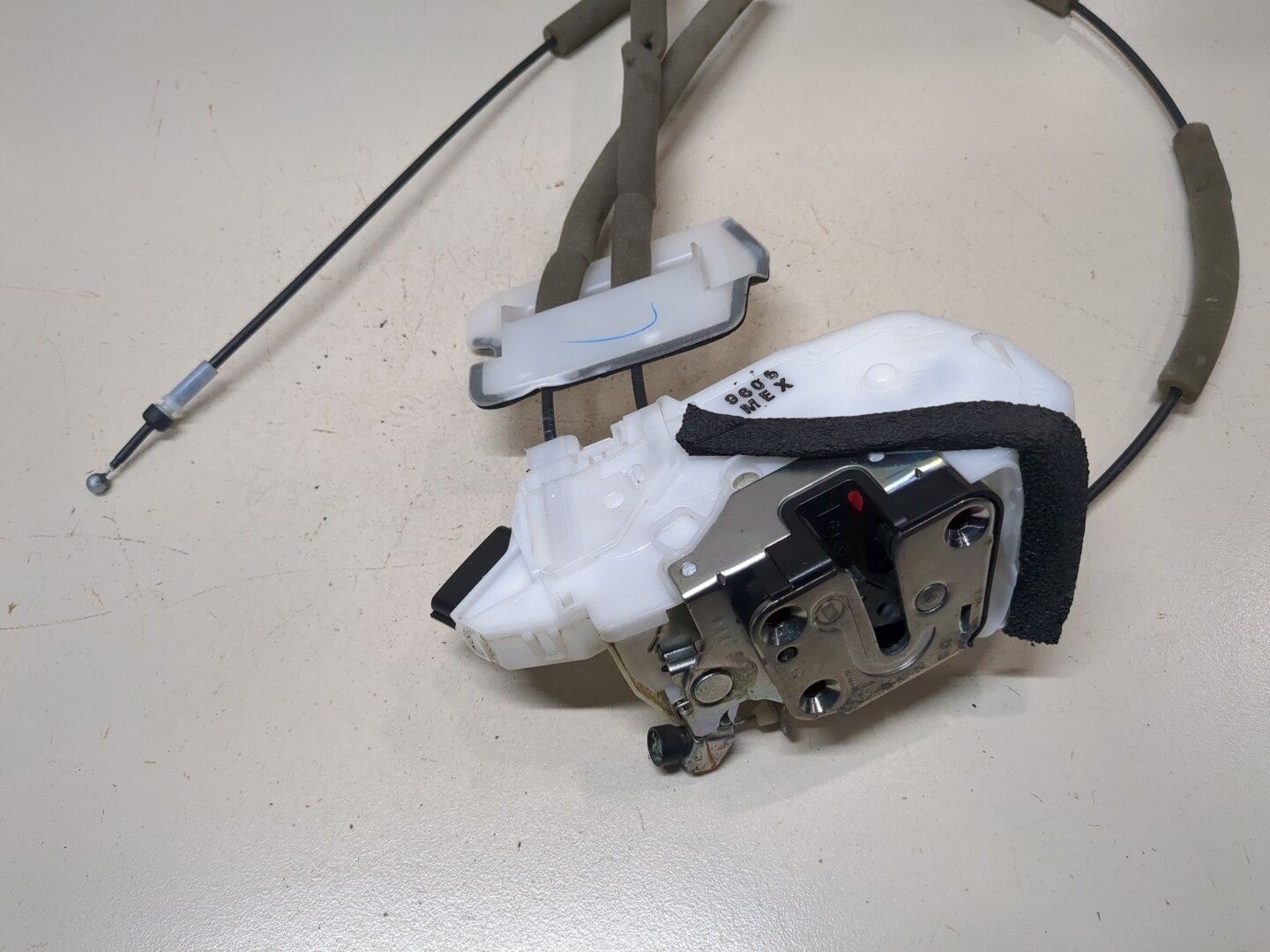 Замок двери передней правой