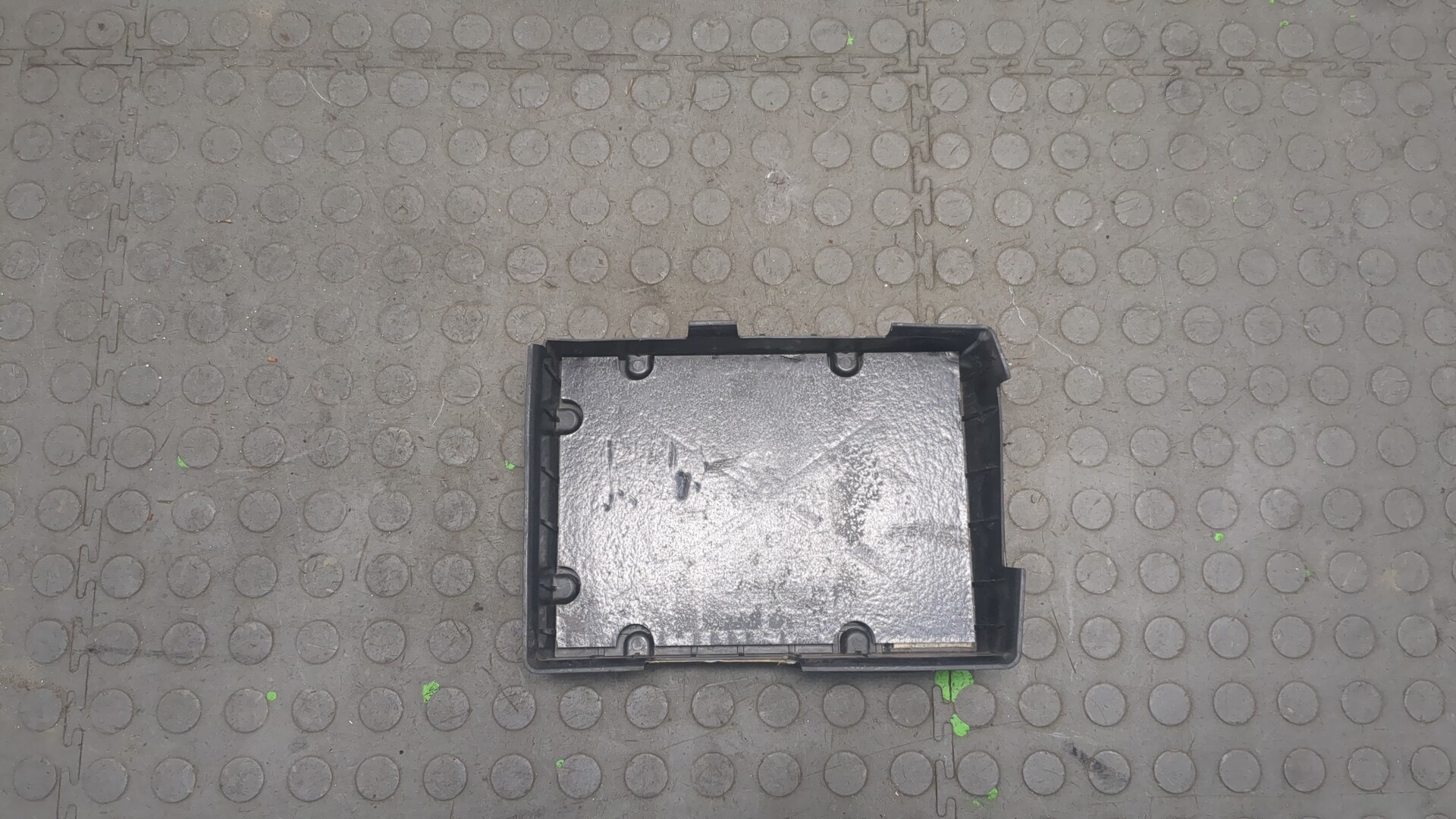 Площадка под аккумулятор (АКБ)