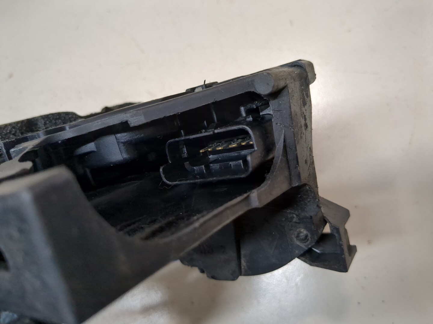 Замок двери передней правой