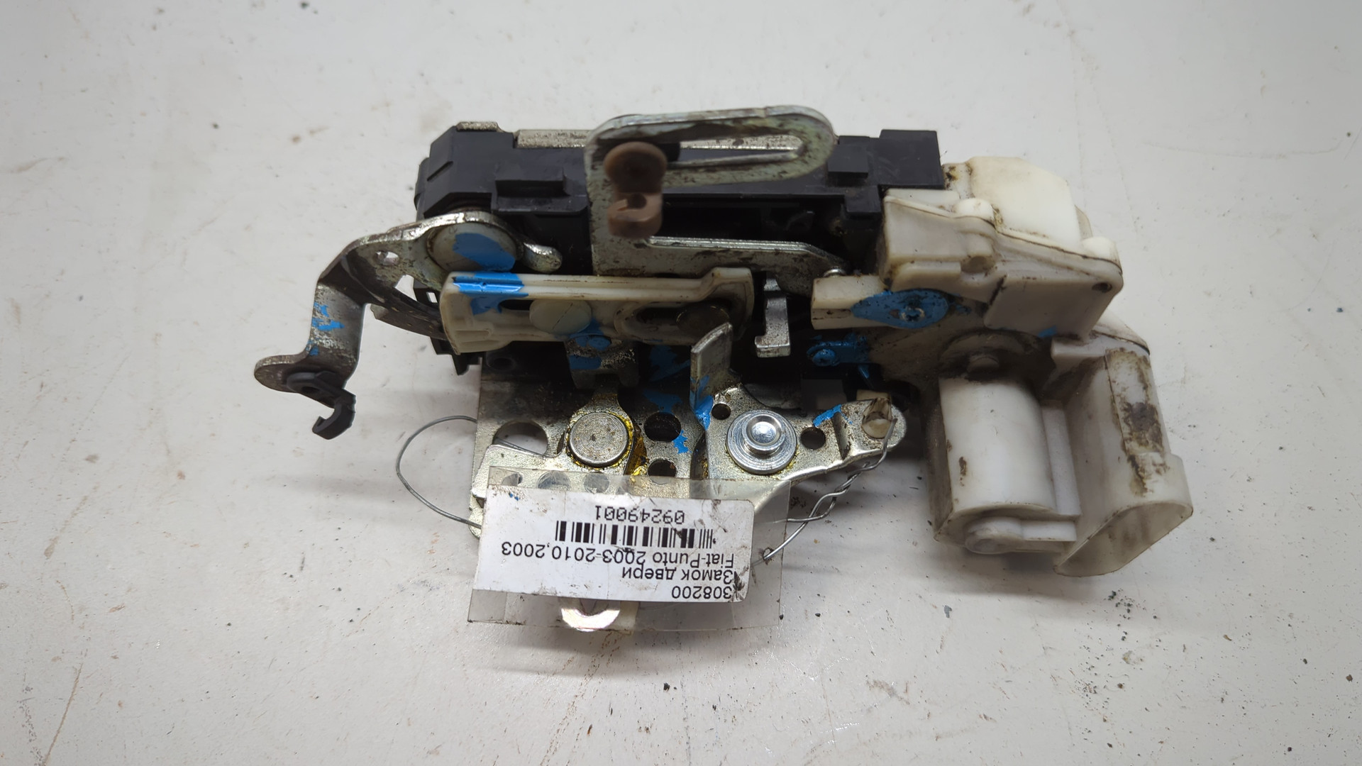 Замок двери передней левой