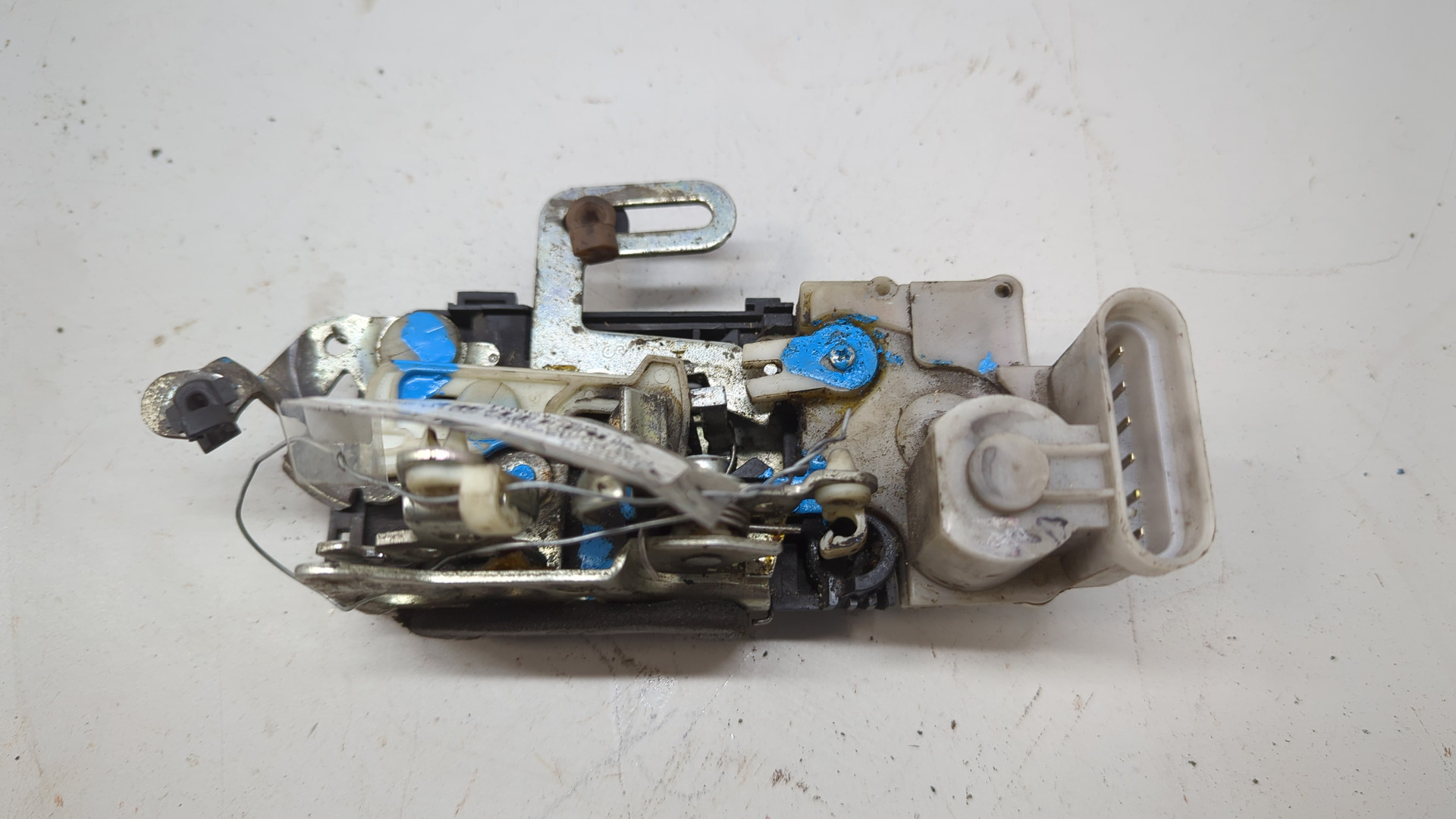 Замок двери передней левой