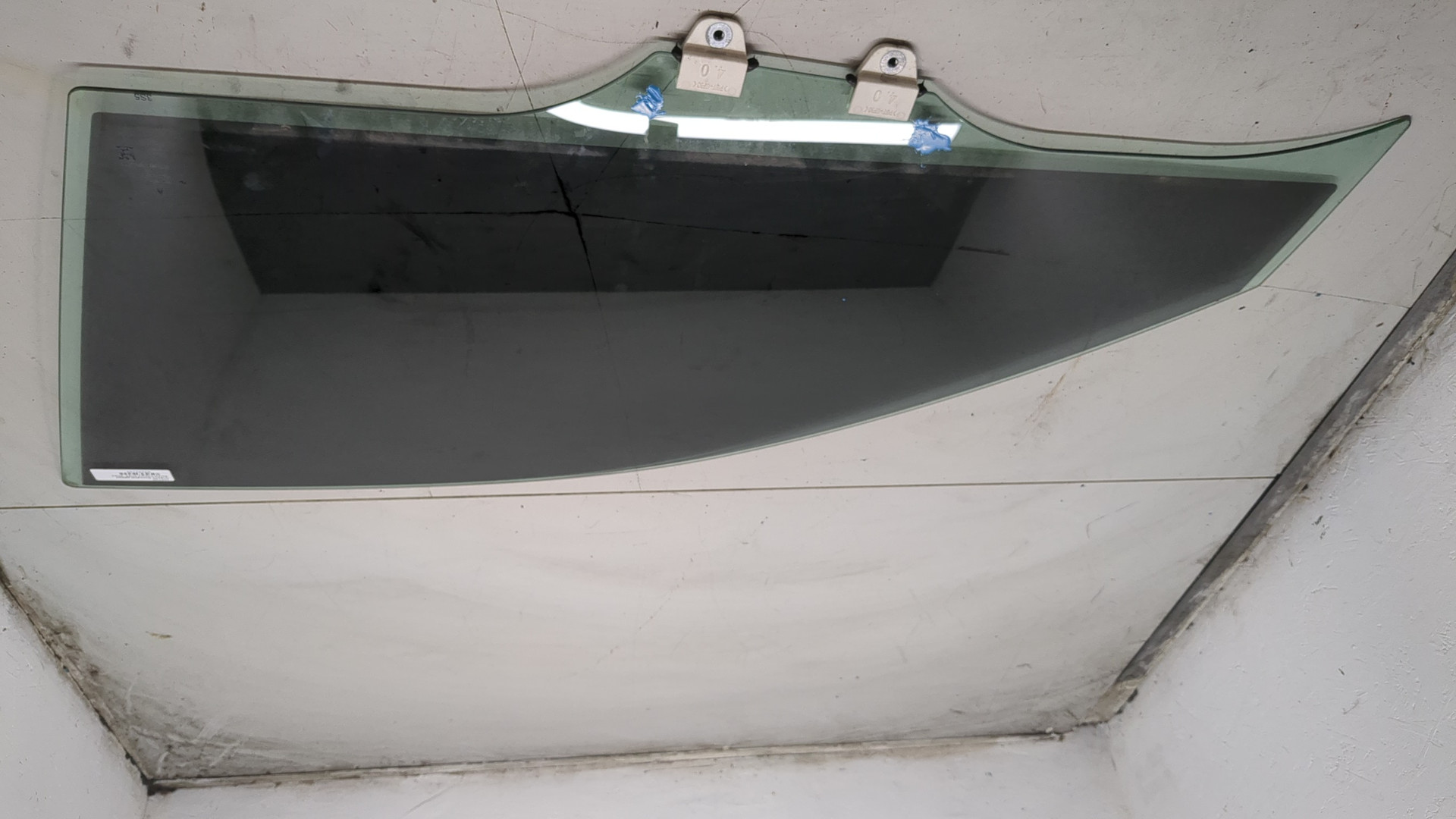 Стекло двери передней левой