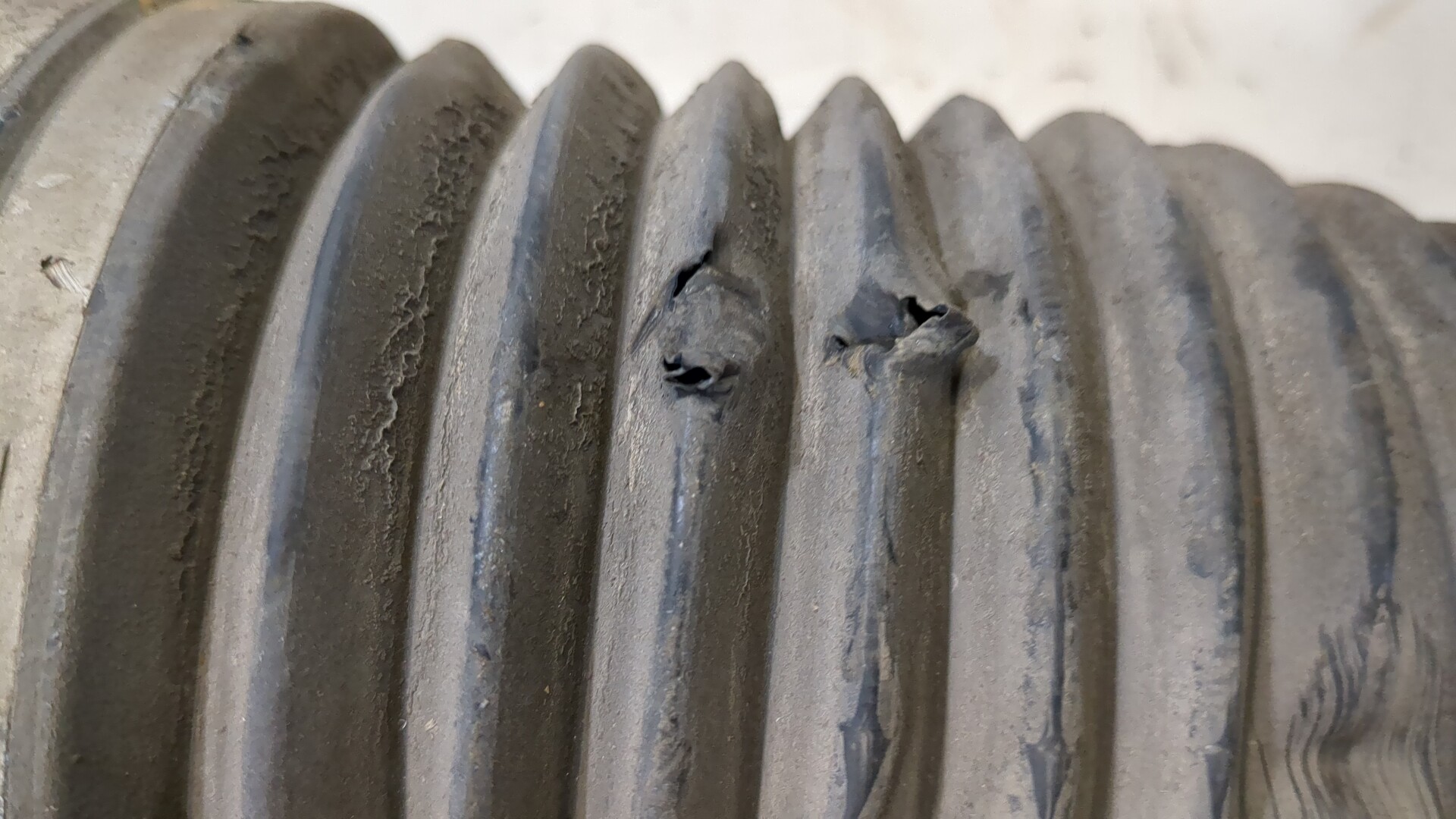 Амортизатор задний правый