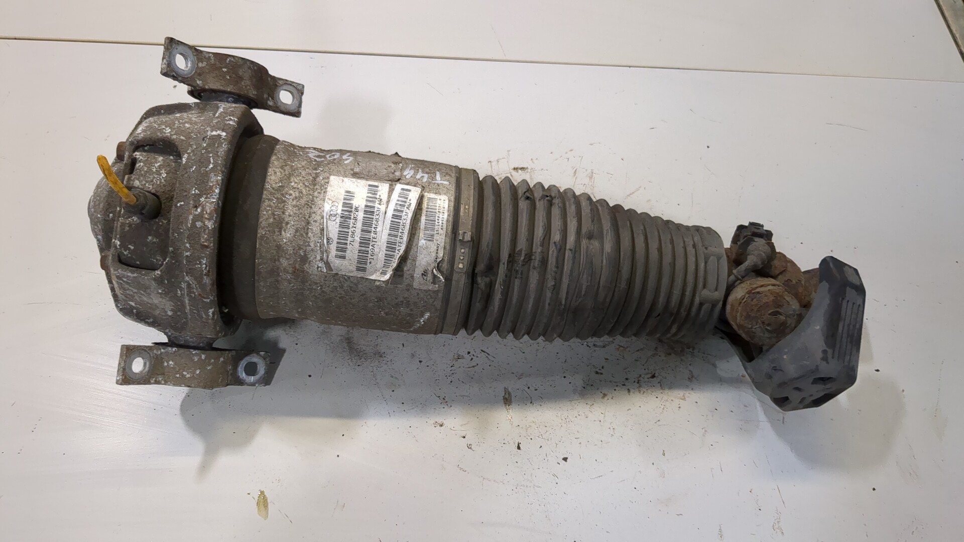 Амортизатор задний правый