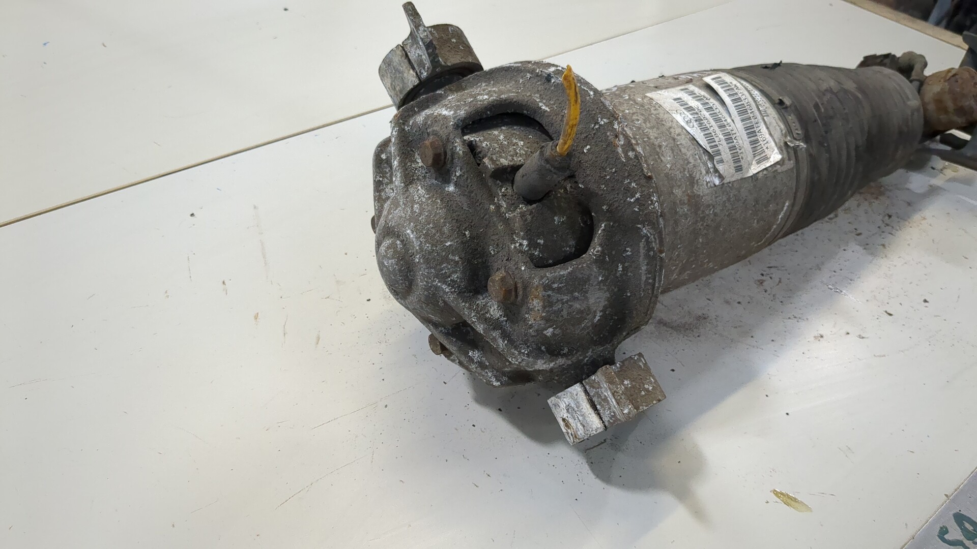 Амортизатор задний правый