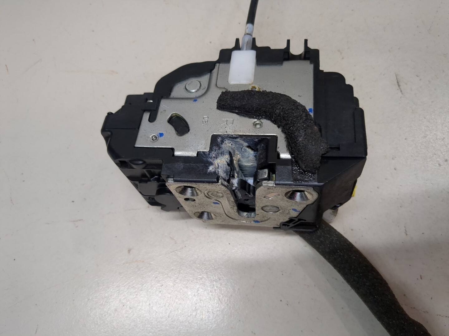 Замок двери передней правой