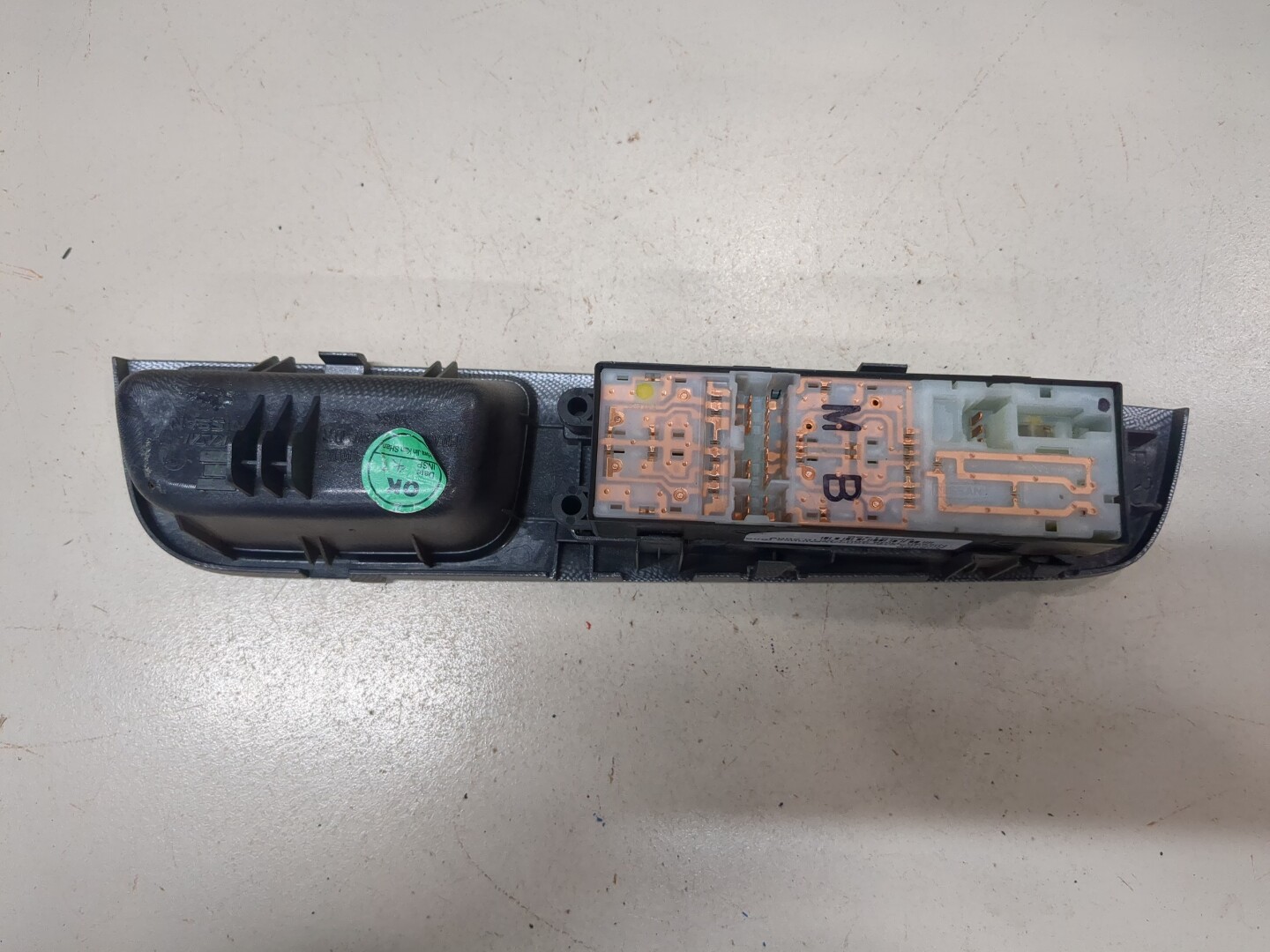 Кнопка стеклоподъемника