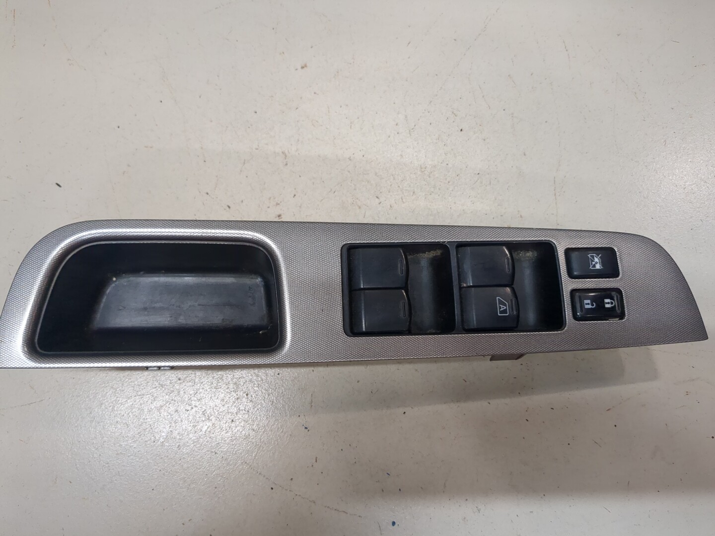 Кнопка стеклоподъемника