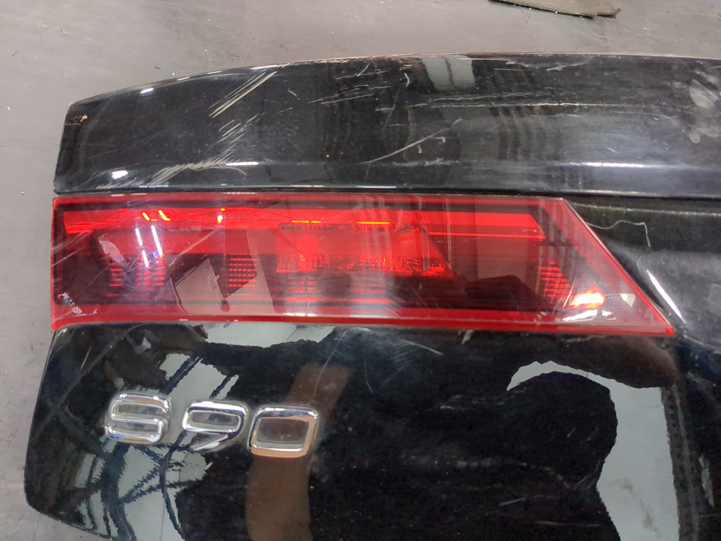 Дверь багажника