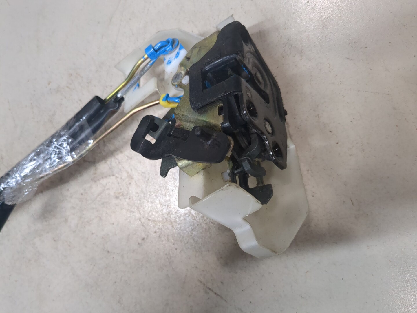 Замок двери задней правой