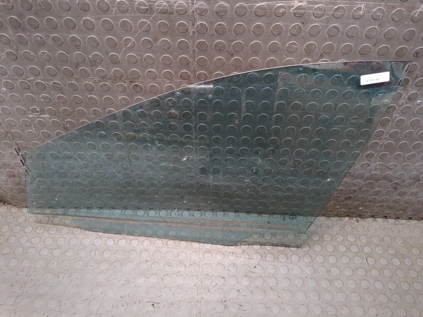 Стекло двери передней левой