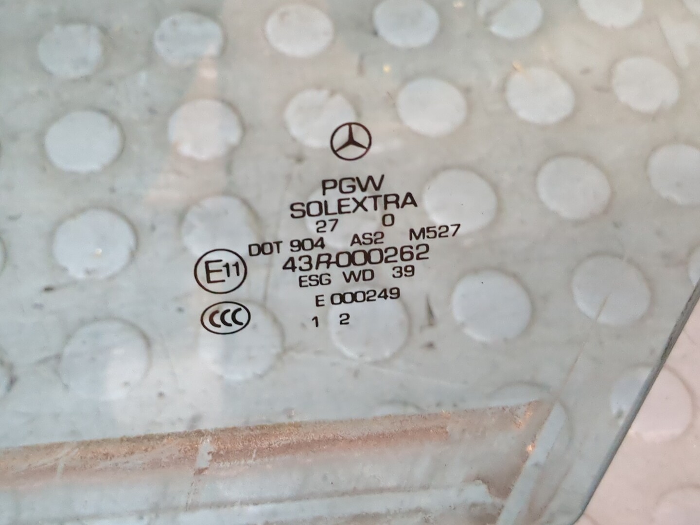 Стекло двери передней левой