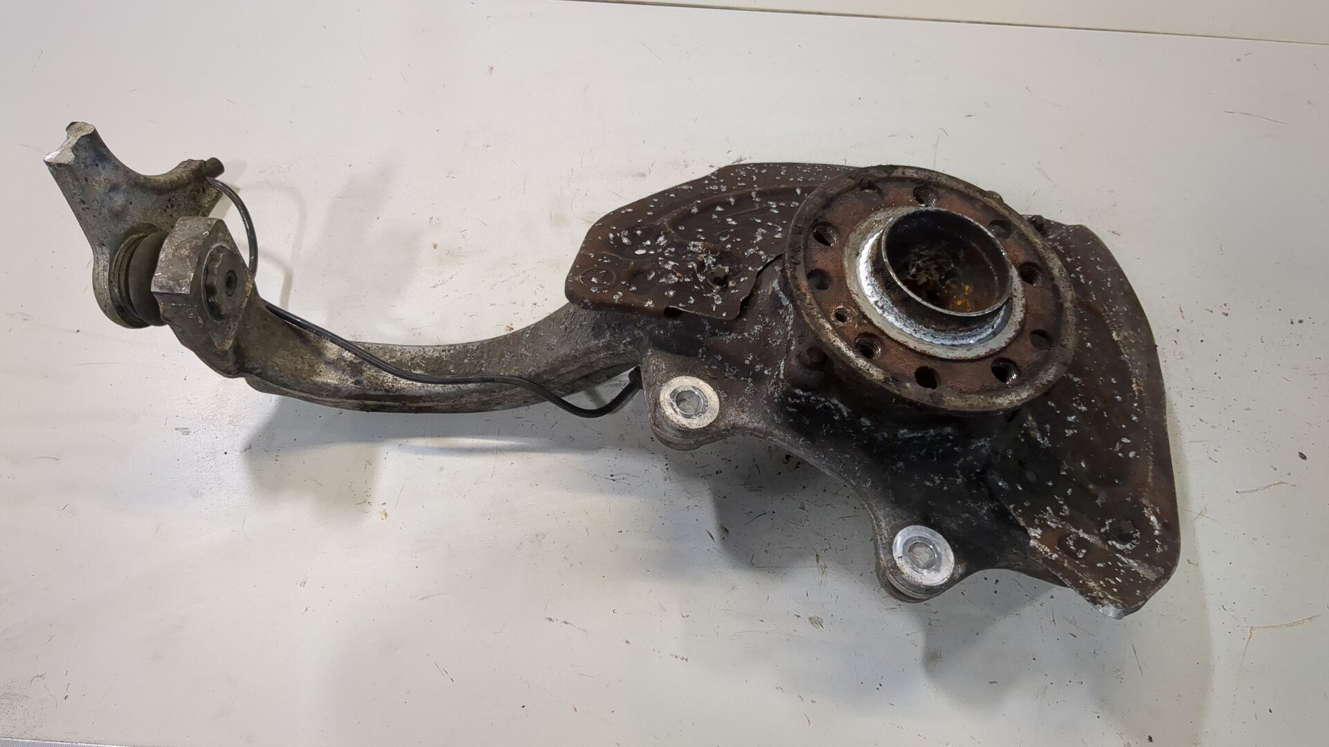 Кулак поворотный передний правый