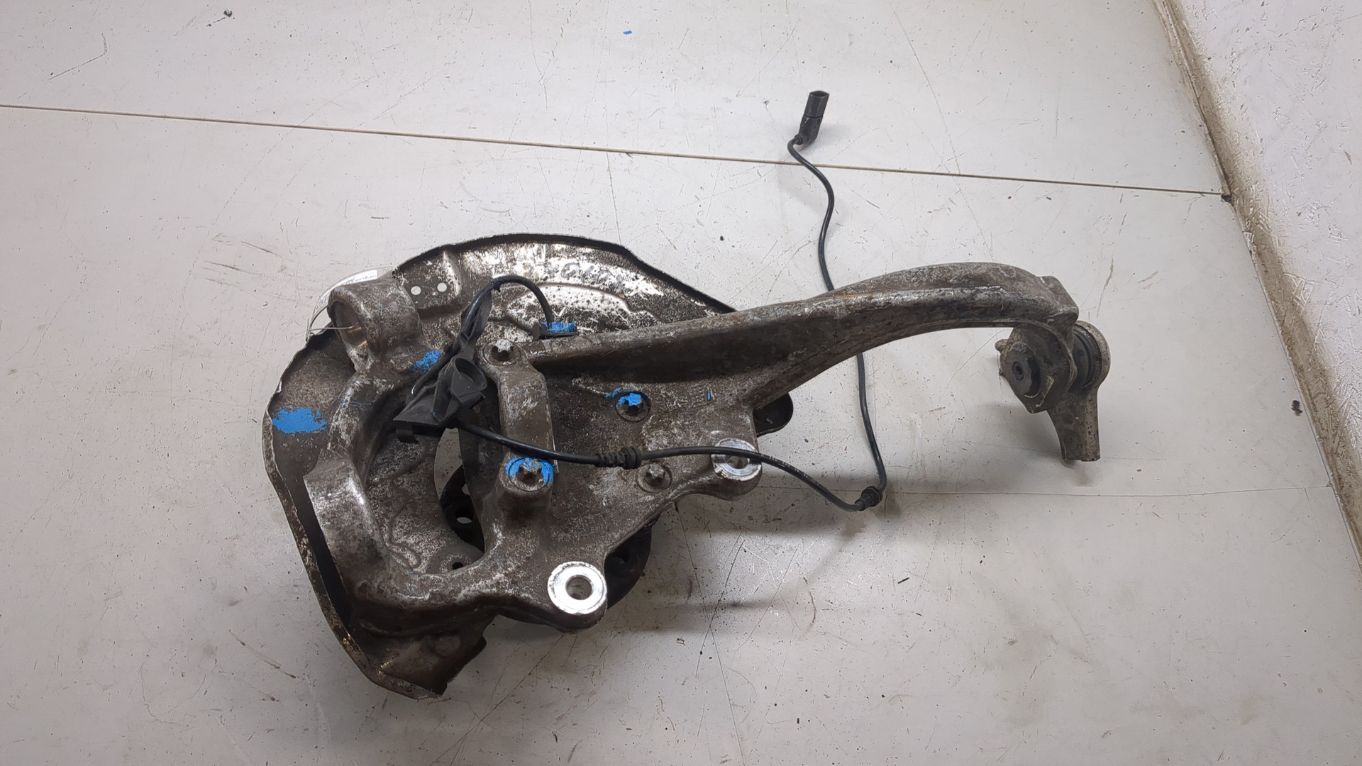 Кулак поворотный передний правый