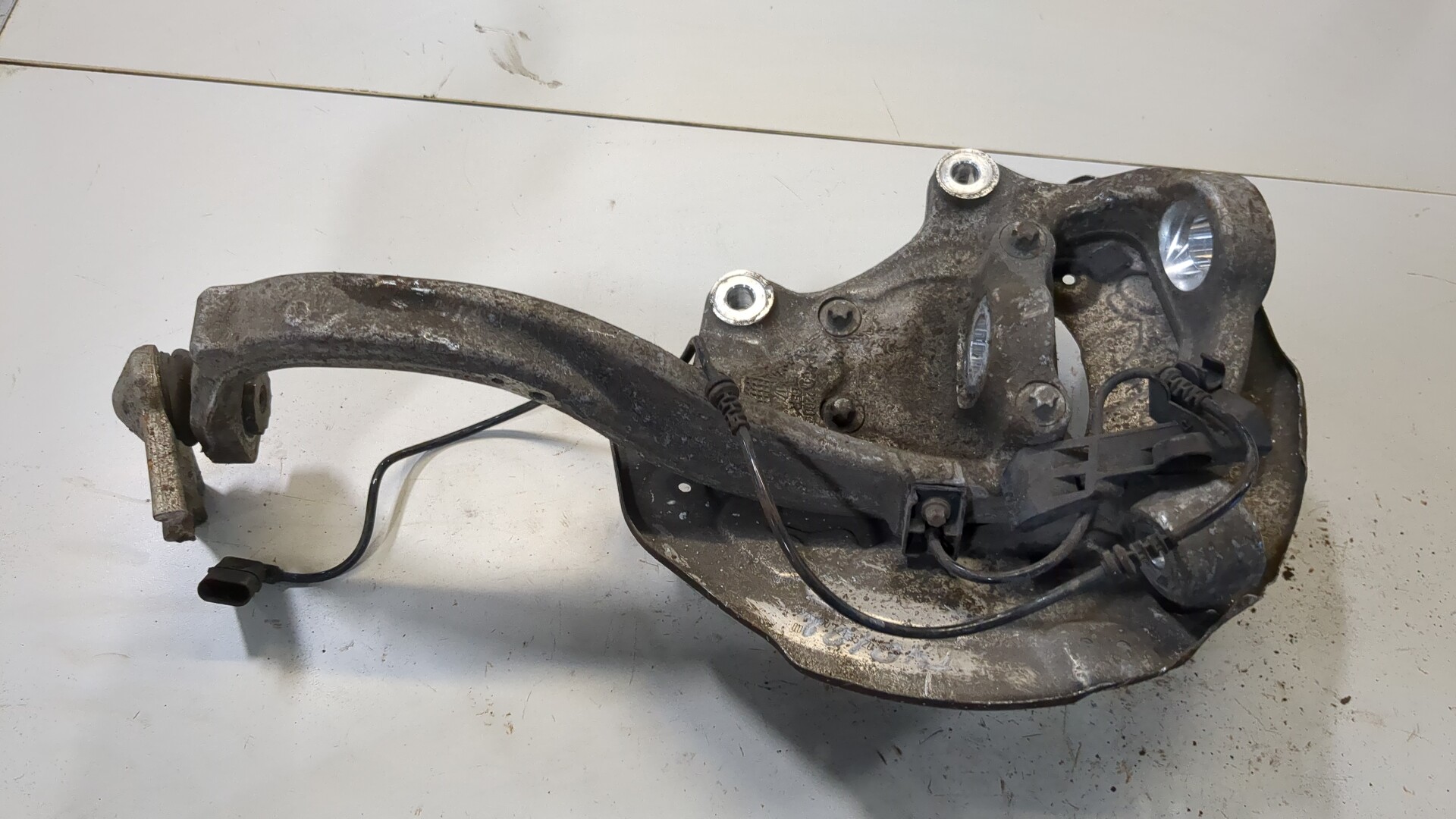 Кулак поворотный передний правый