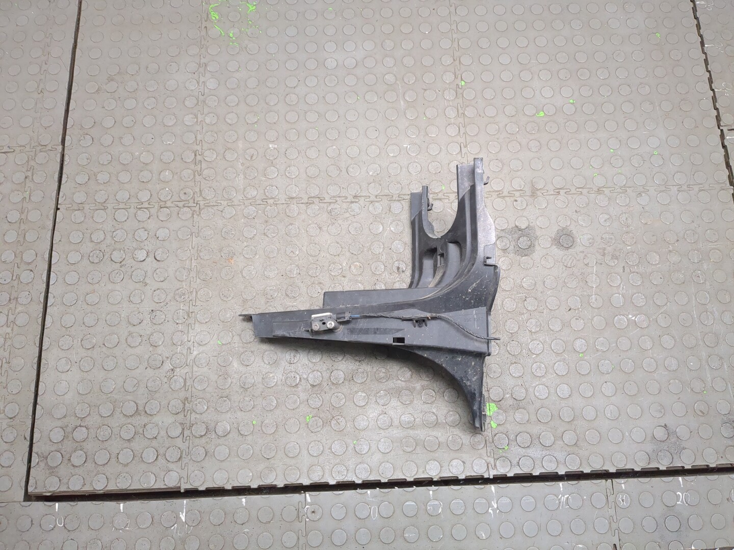 Кронштейн фар правый