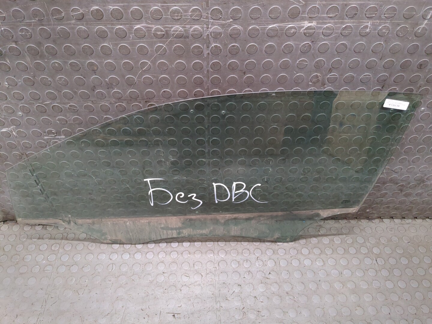 Стекло двери передней левой