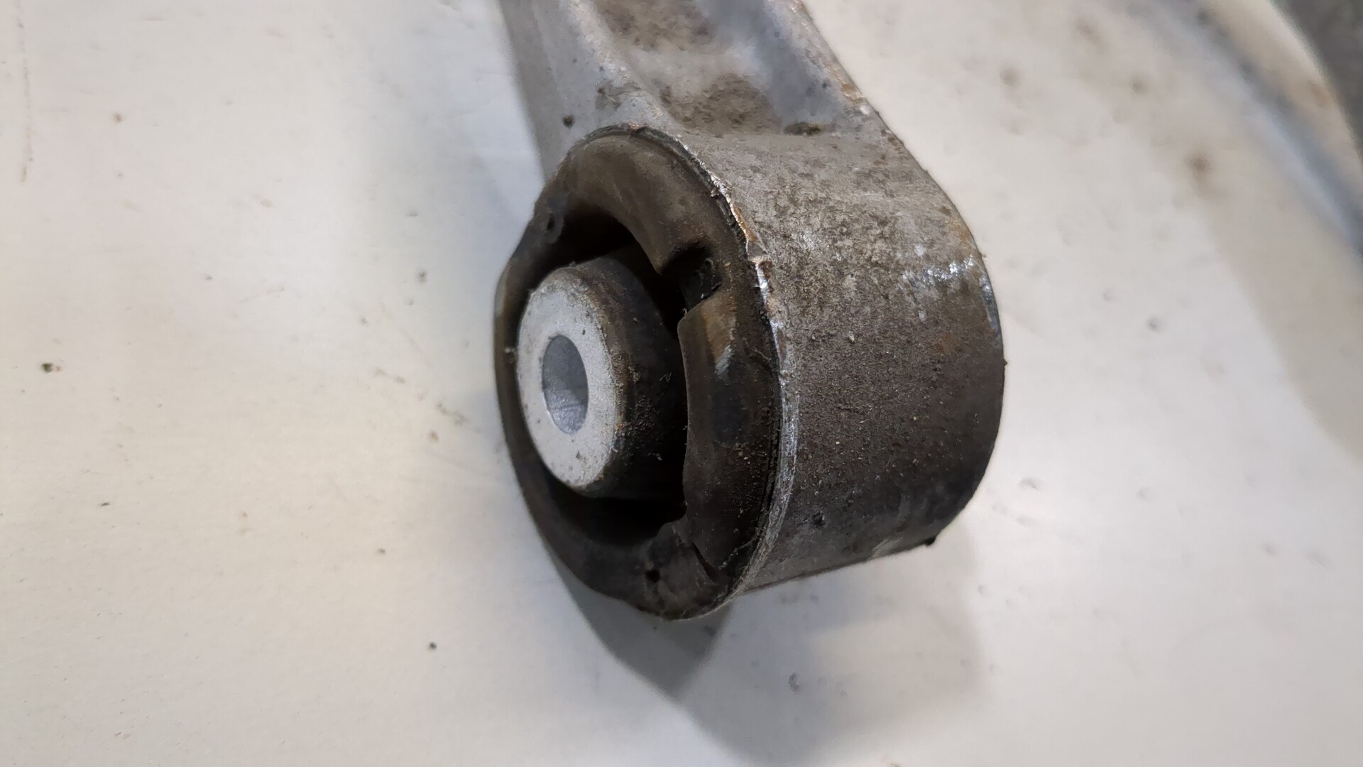 Рычаг передний левый