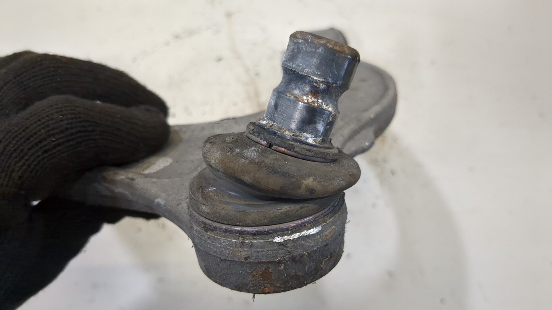 Рычаг передний левый