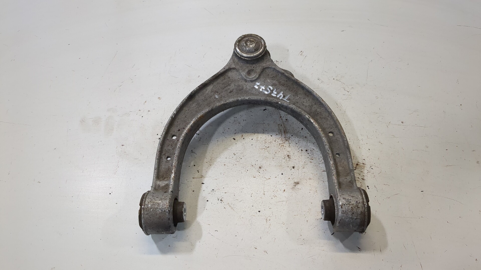 Рычаг передний левый