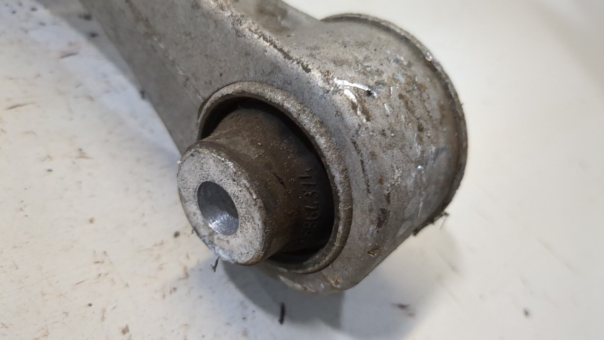 Рычаг передний левый