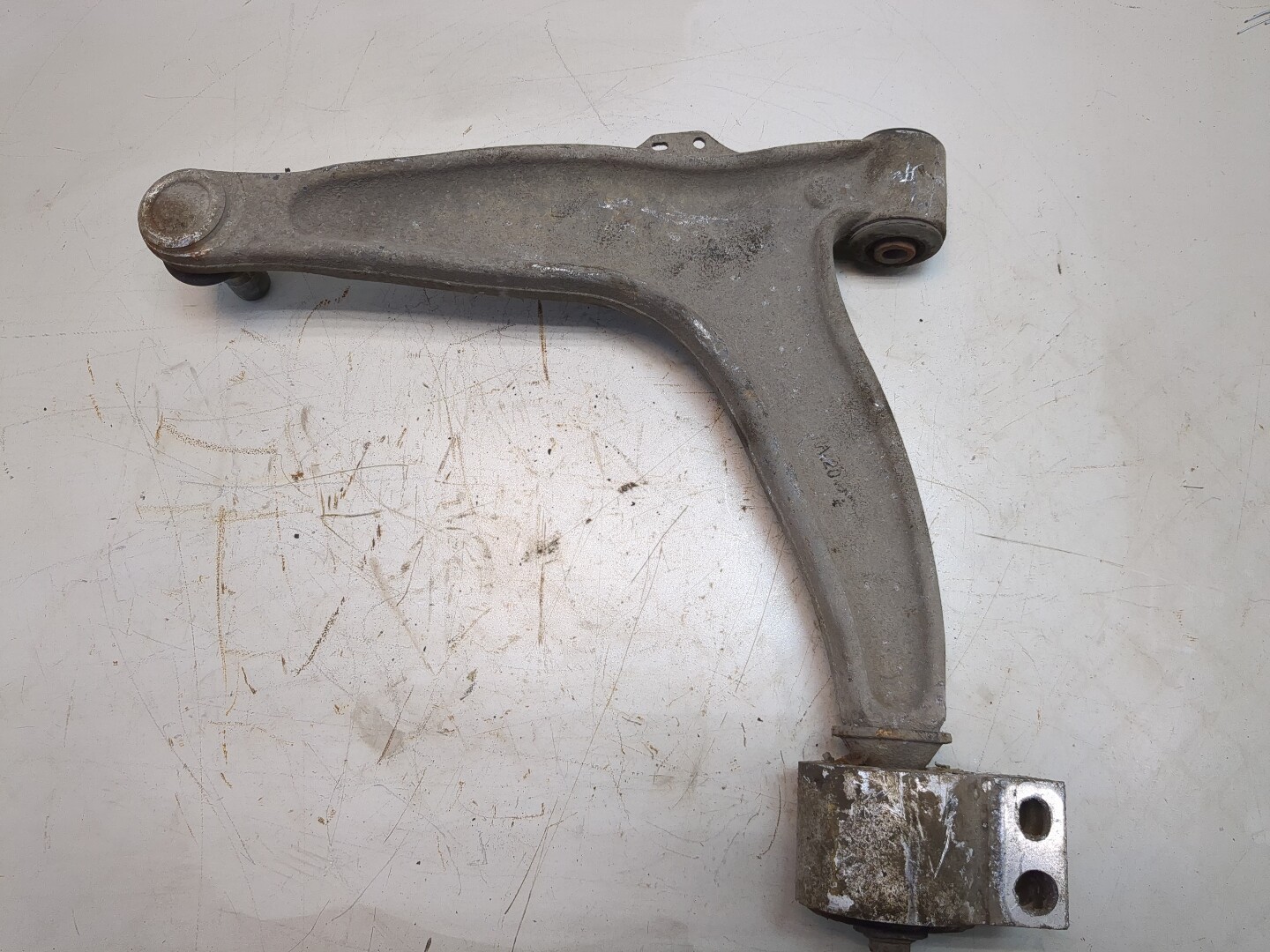 Рычаг передний правый