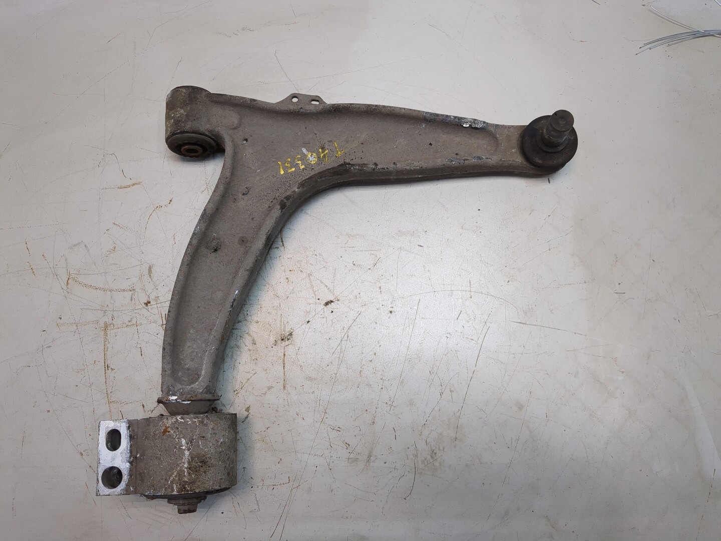 Рычаг передний правый