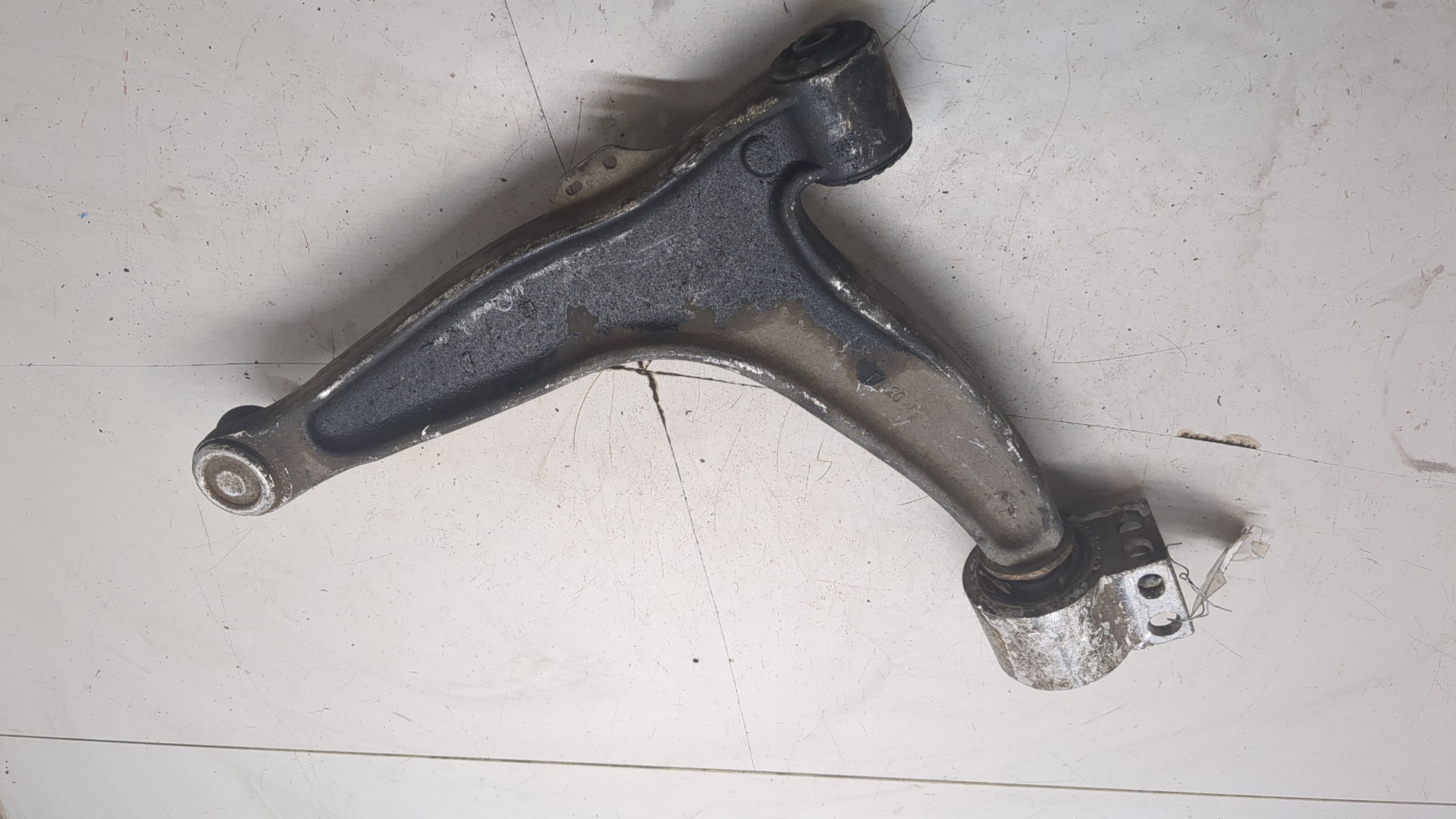 Рычаг передний правый