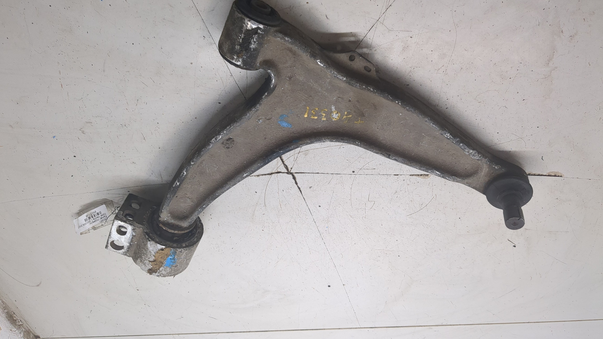 Рычаг передний правый