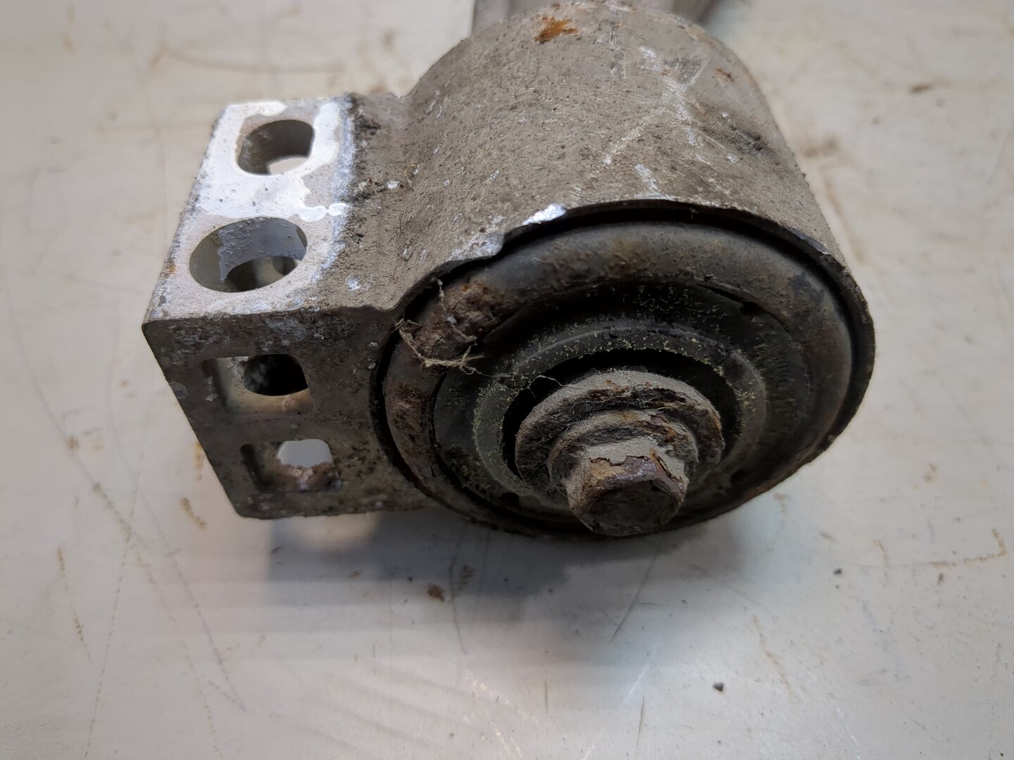 Рычаг передний правый