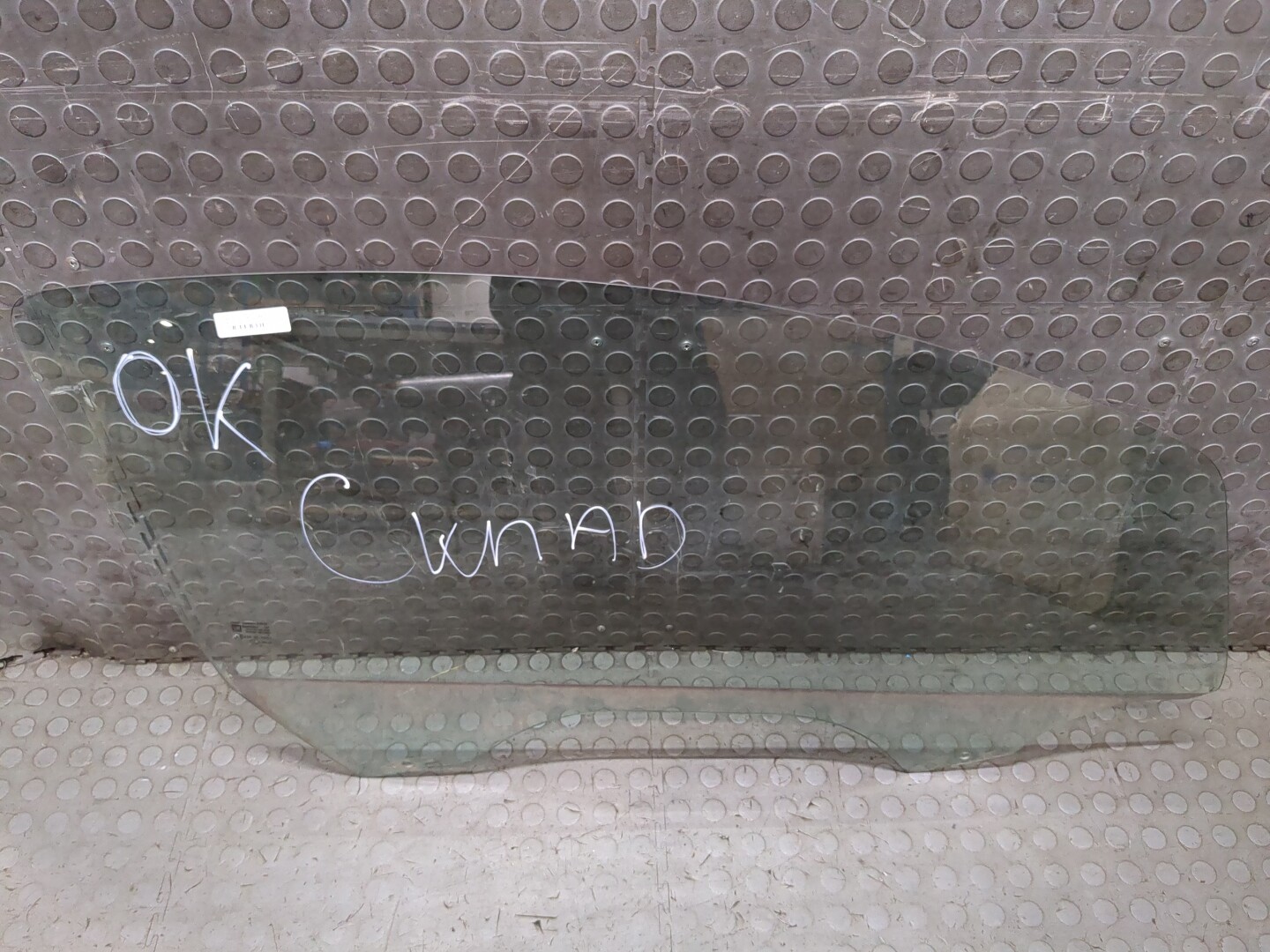 Стекло двери передней правой