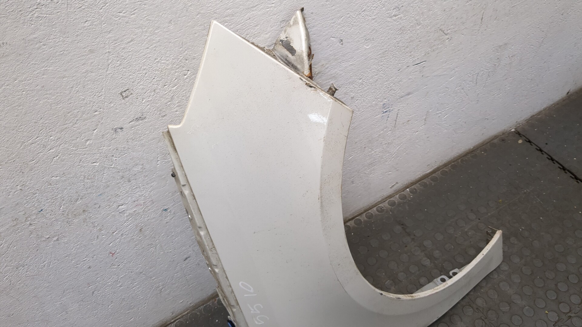 Крыло переднее правое