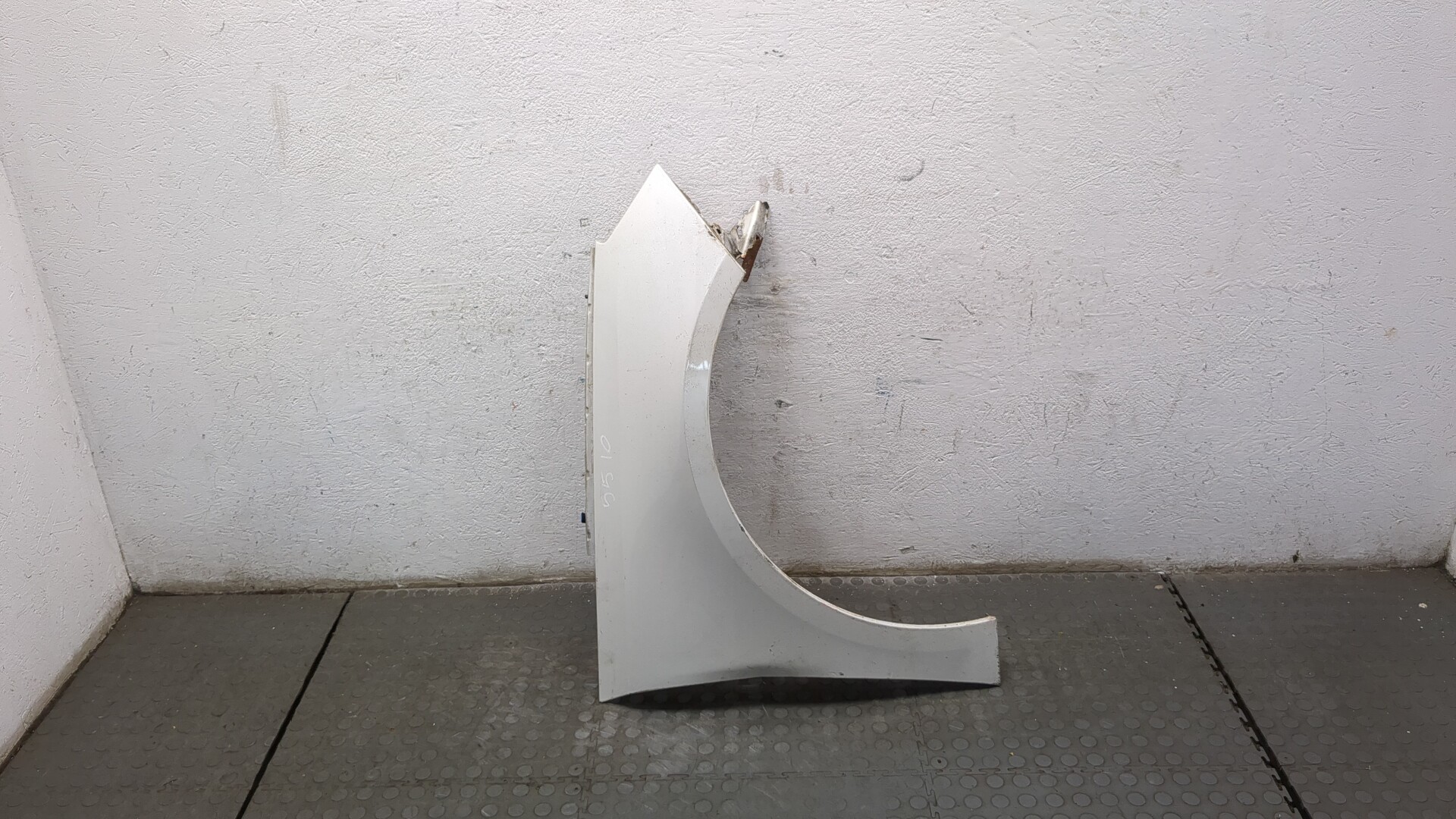 Крыло переднее правое