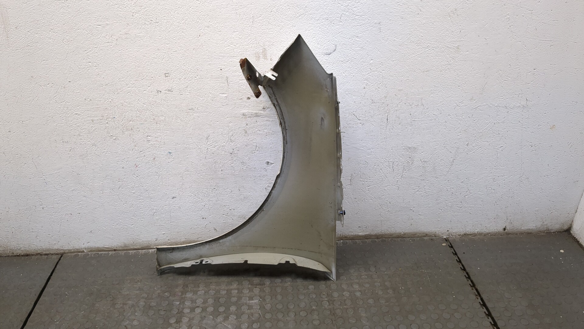 Крыло переднее правое