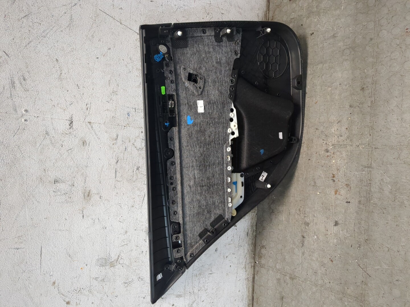 Обшивка двери задней правой