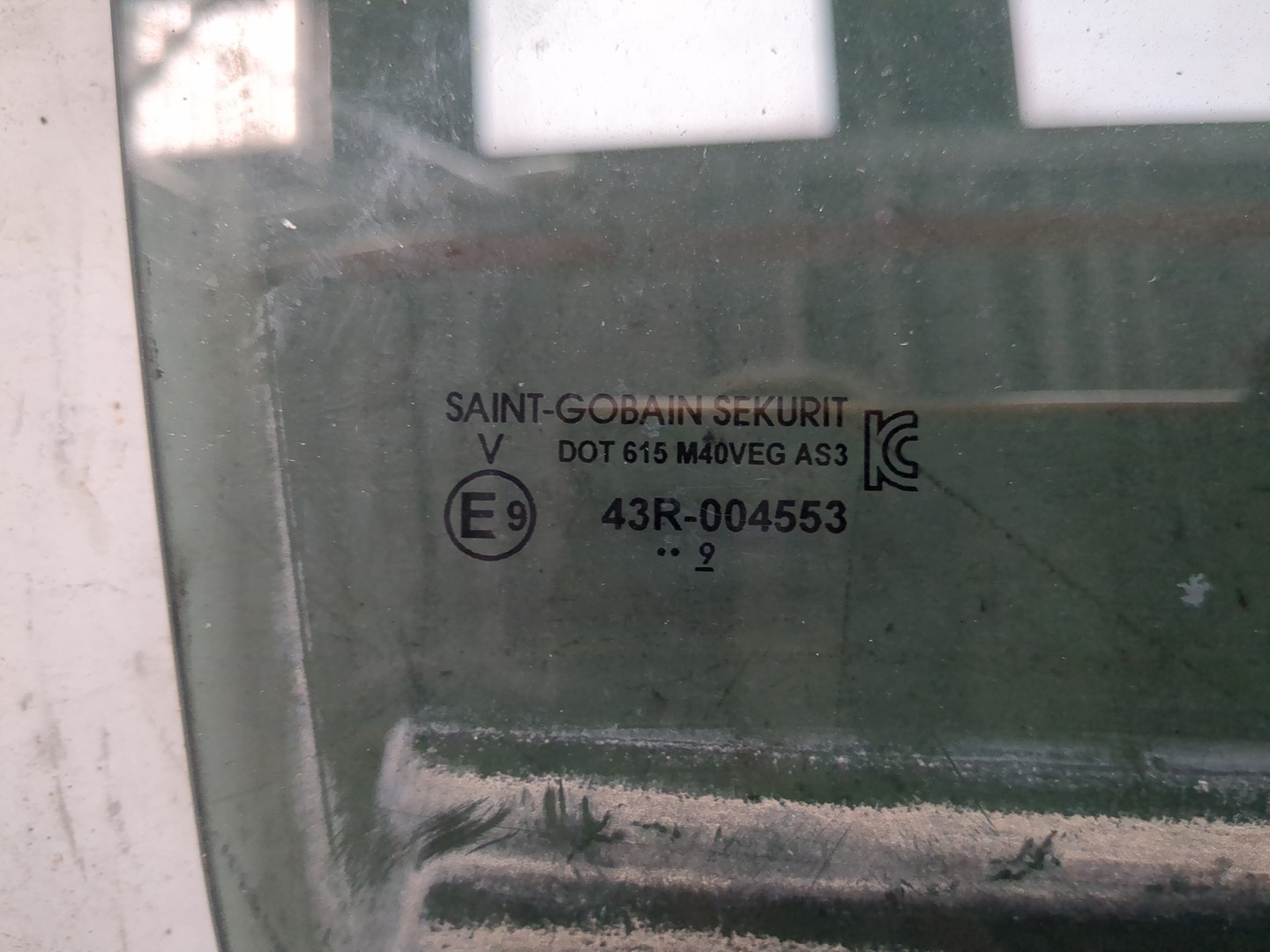 Стекло двери задней правой