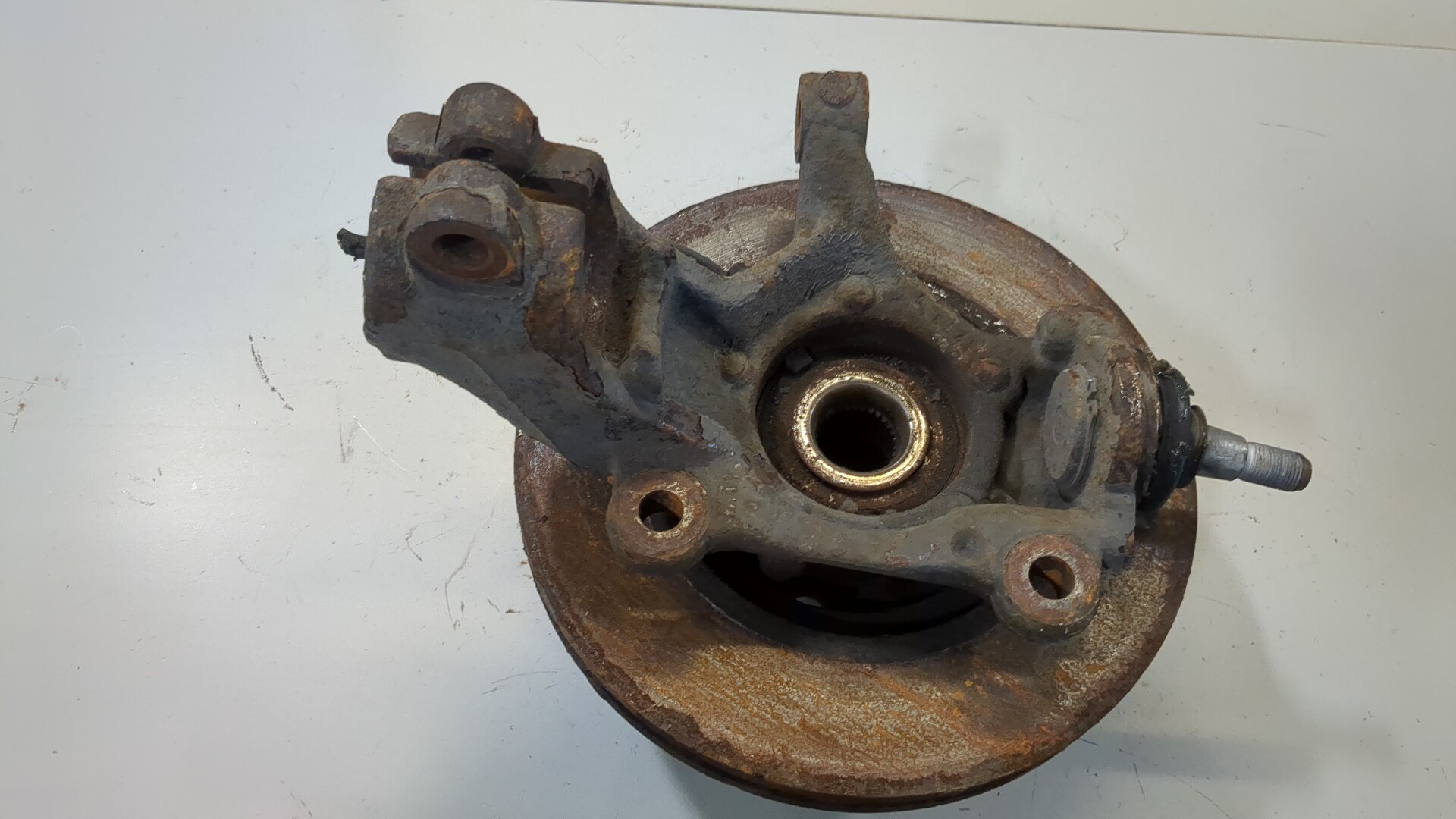 Кулак поворотный передний правый