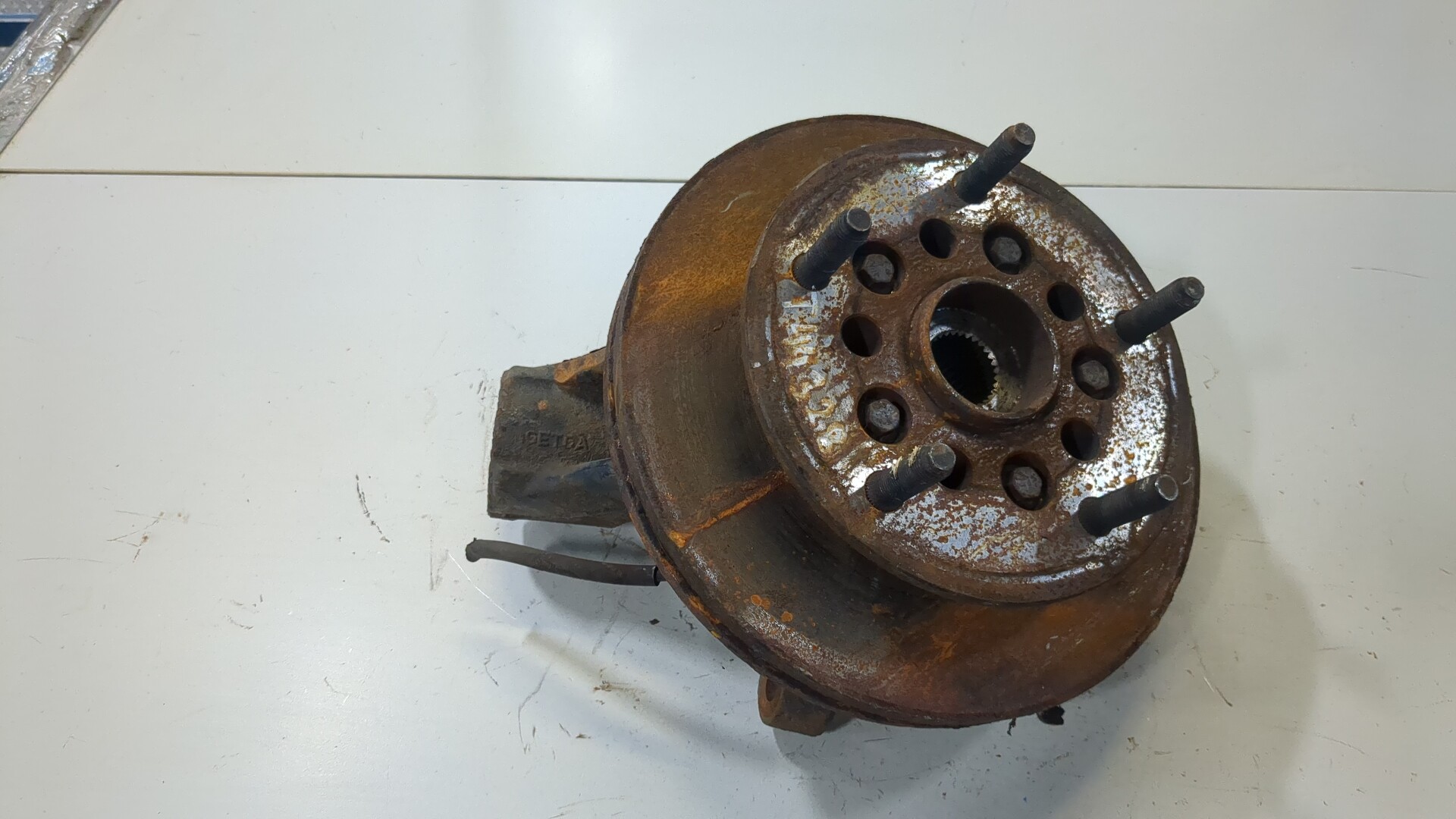 Кулак поворотный передний правый