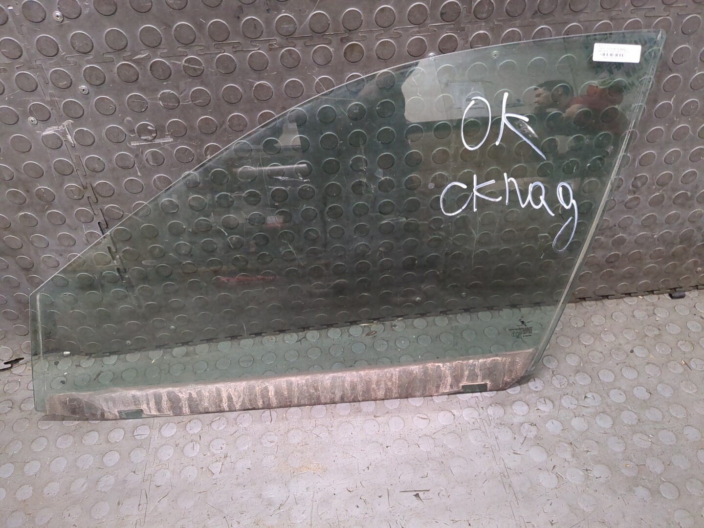 Стекло двери передней левой